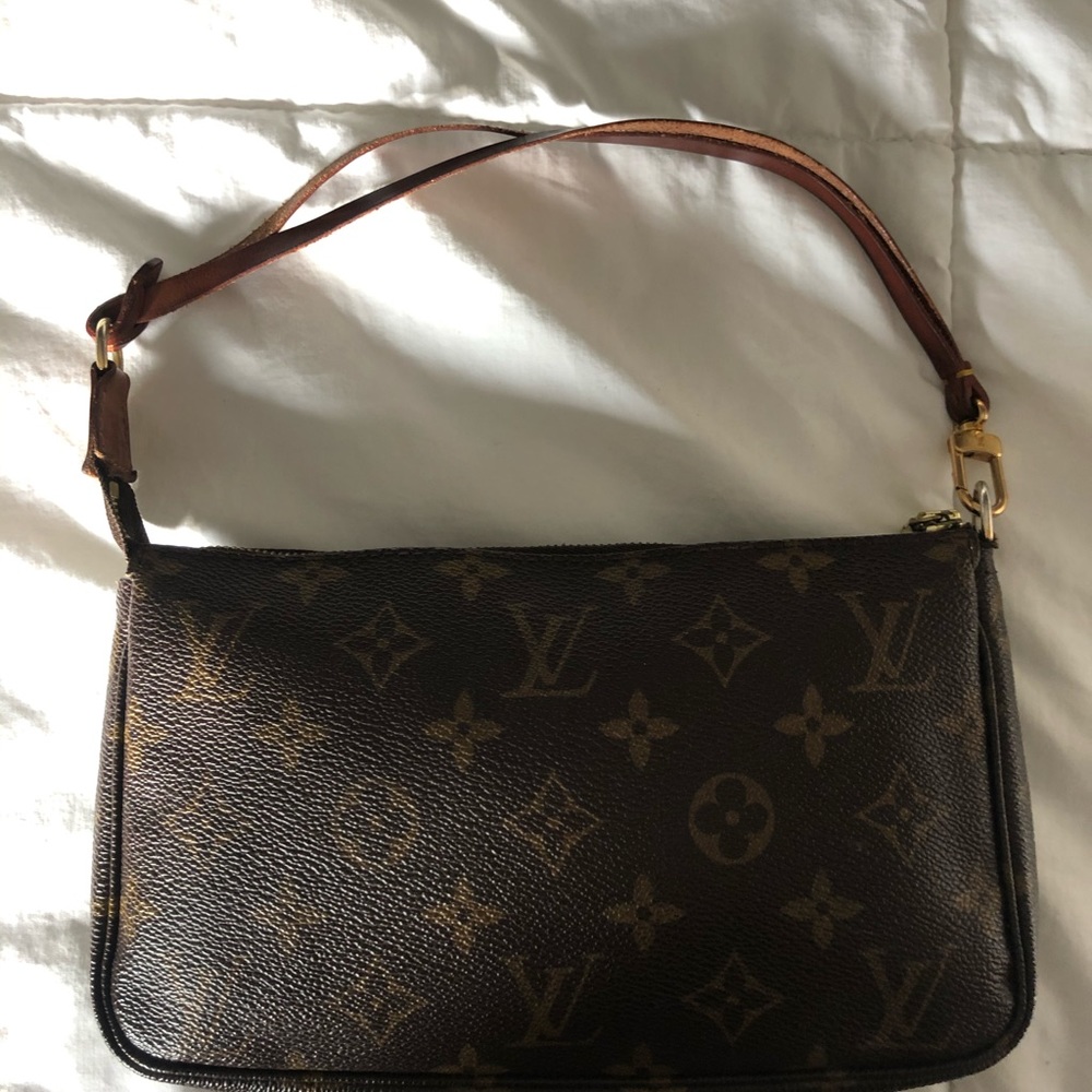 PREOWNED Louis Vuitton pochette clutch!